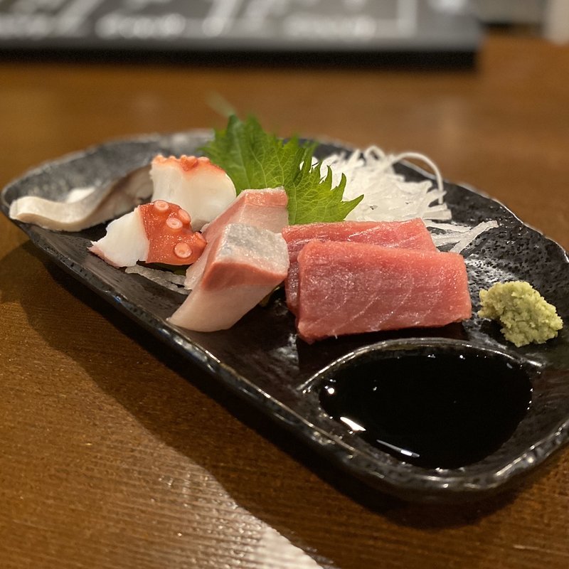 刺身盛り合わせ(まぐろ、ぶり、タコ、シメサバ)(唐山 美実)