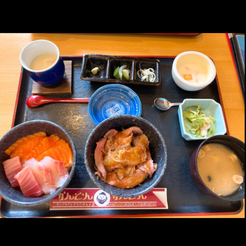 2つ丼　ローストビーフ、三食色(ちいさな丼ご飯の店かんどんかんどん)