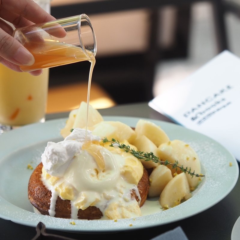 ごろごろフレッシュ桃とカスタードクリームのパンケーキ(パンケーキ＆ブックス　ビブリオテーク)