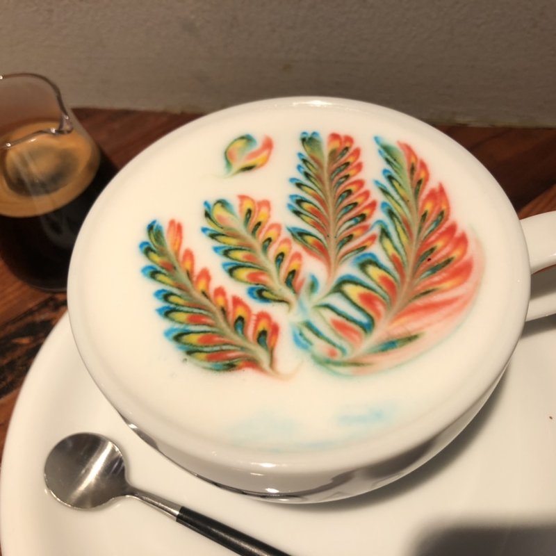 カフェラテ　レインボー(ROARCOFFEE Tokyo Hatchobori)