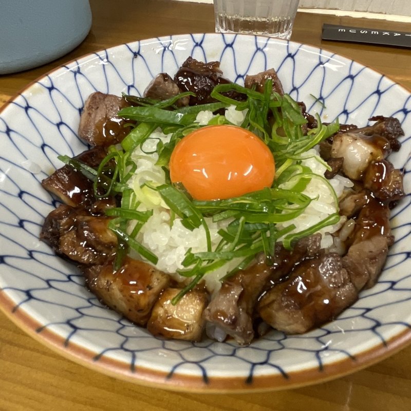 豚と牛のコロコロW月見丼(ラーメン専科 竹末食堂)