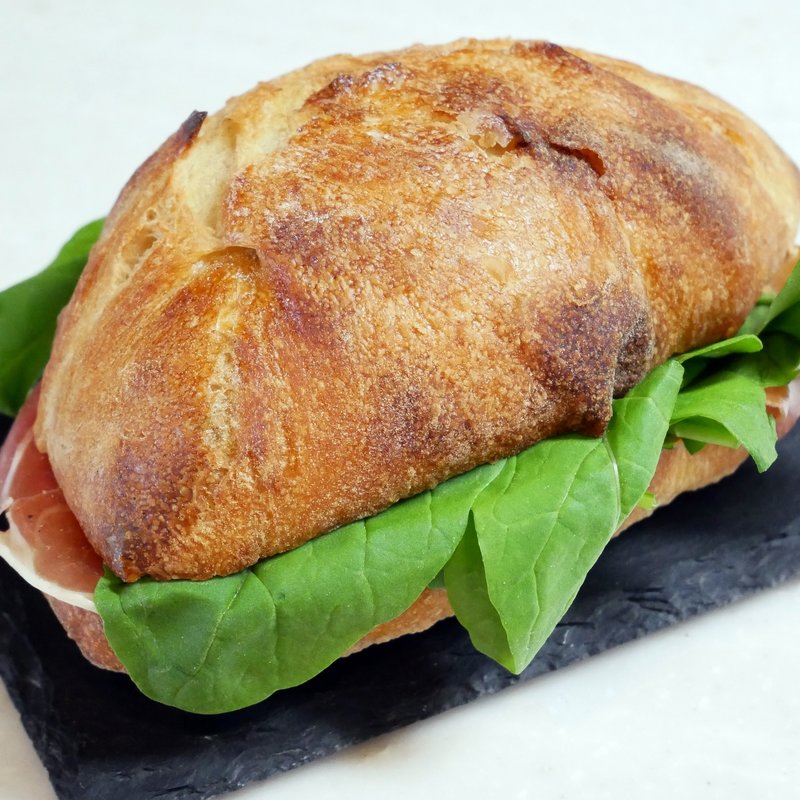    生ハムとルッコラのサンドイッチ　自家製マヨネーズ(ベーカリーミウラ)