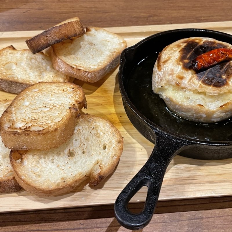 丸ごとカマンべールチーズのアヒージョ(オリーブの丘 小豆沢店 )