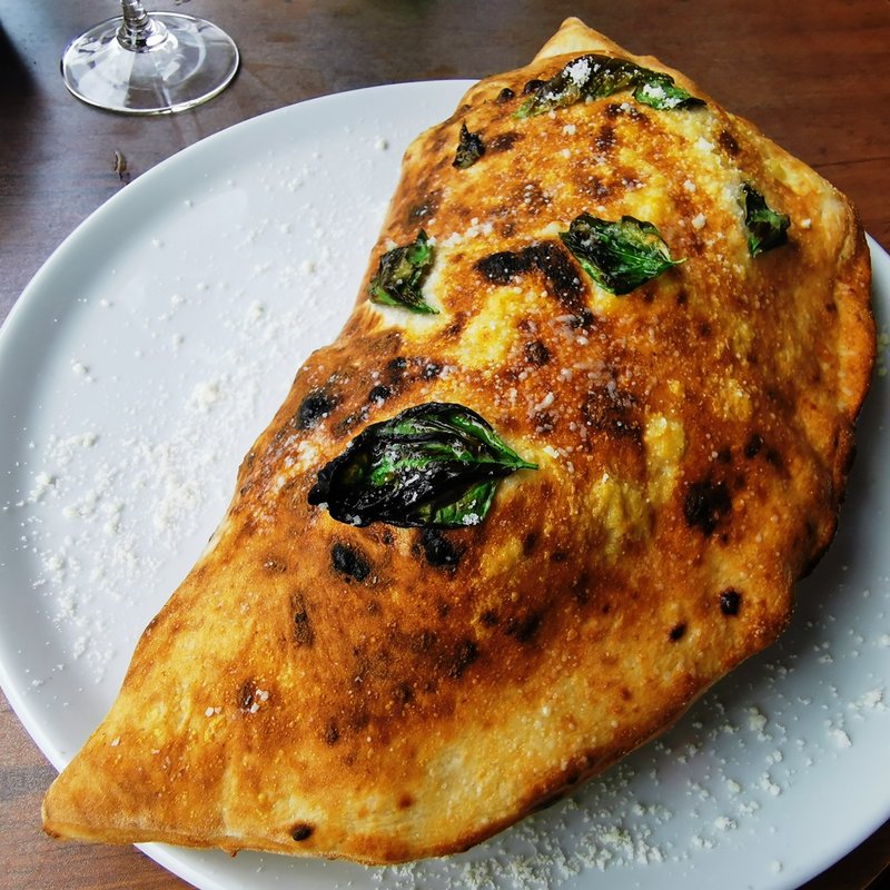 カルツォーネ(ピッツェリア トニーノ)