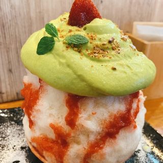 苺とピスタチオエスプーマ氷(Parlor Vinefru 銀座)