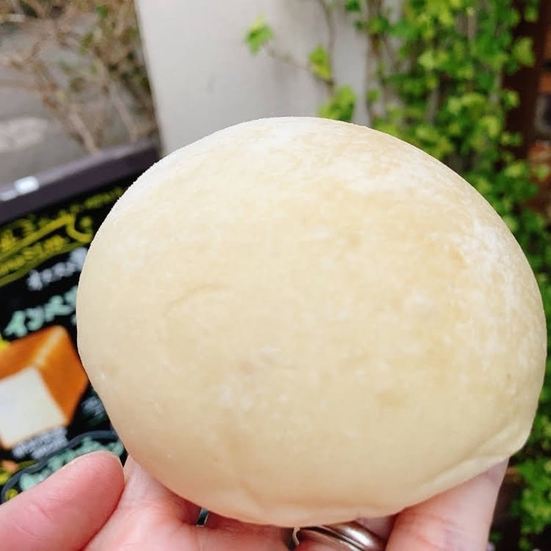 白いクリームパン(デューカ ディ カマストラ 高島町店)