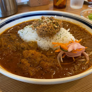 3種の鶏のチキンカレー+八方美菜のオーガニックパクチー