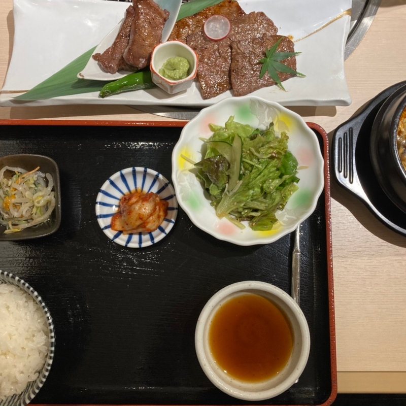 上選焼肉ランチ(上ロース　上カルビ)( 牛刺しと焼肉 仔虎 クリスロード店)