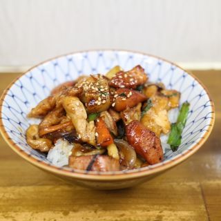 チョリソー鶏モモ焼肉丼(ラーメン専科 竹末食堂)