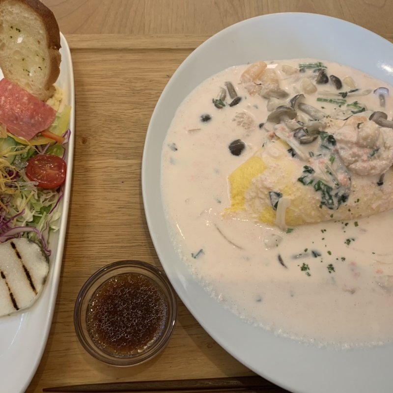 シーフードと明太子クリームオムライス(clap dining)