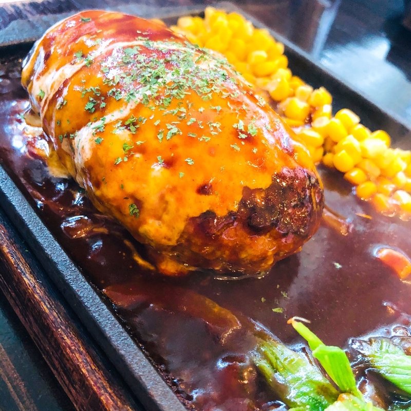 鉄板焼き　ハンバーグ　デミグラスソース　チーズトッピング(鉄板焼きレストラン　tobachi)