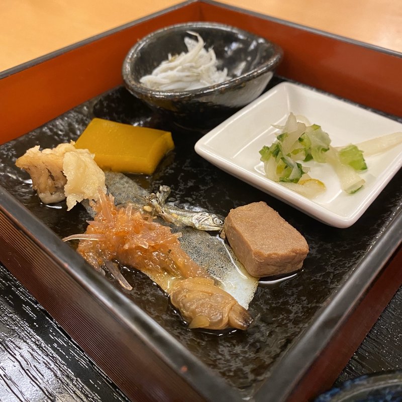 お通し(釜揚げしらす、かたくちいわし、梅水晶、ゆずかぶら、まぐろしぐれ、あさりしぐれほか)(海つばめ )