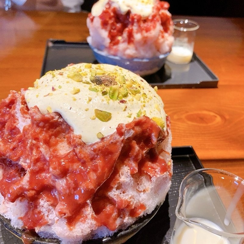 ピスタチオクリームとさくらんぼのかき氷（ハーフサイズ）(flat sake bar)