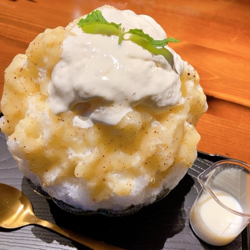 レアチーズクリームとゴールデンキウイのかき氷(flat sake bar)