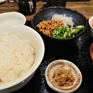 イカオクラ納豆丼(まんぷく居酒屋ten)