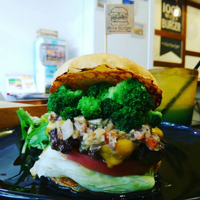 ハンバーガー(ブラウンバンズ＋ビーフパティ＋サーディンタルタル＋チェダーチーズ＋トマト＋レタス＋ブロッコリー)(milia burger)