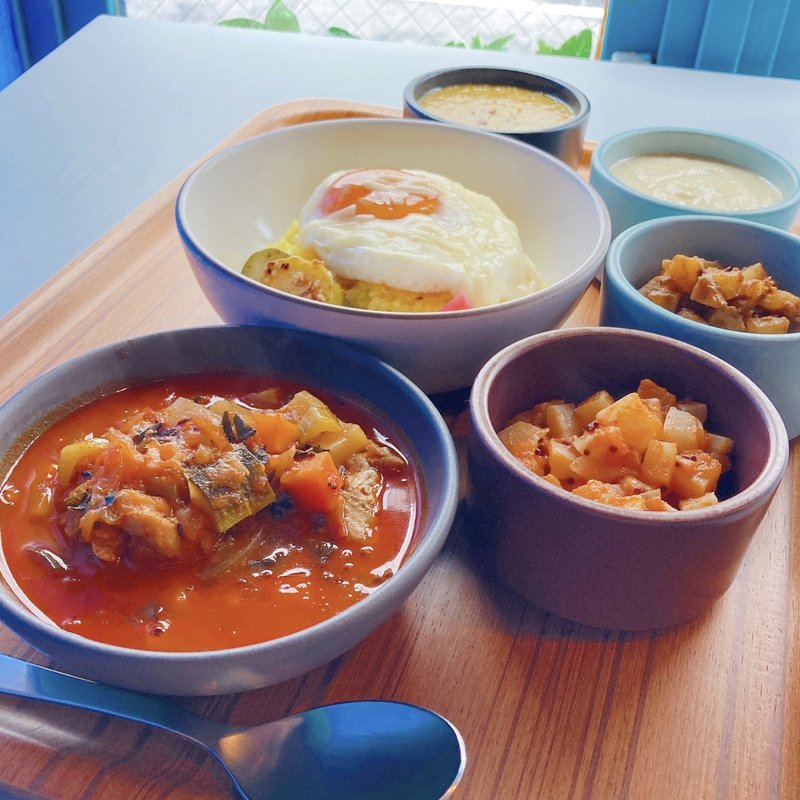 チキンカレーと豆カレーセット（オプション4種追加）(代官山 ハブモアカレー Have More Curry)