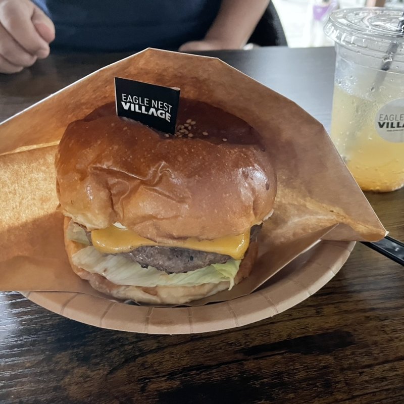 チェダーチーズバーガー(Hygge Village(ヒュッゲヴィレッジ　Eagle Nest village))