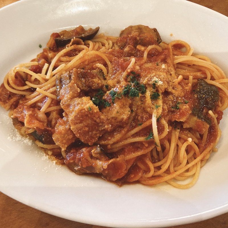 ベーコンと揚げ茄子のトマトソース(TO THE HERBS 外苑本店)