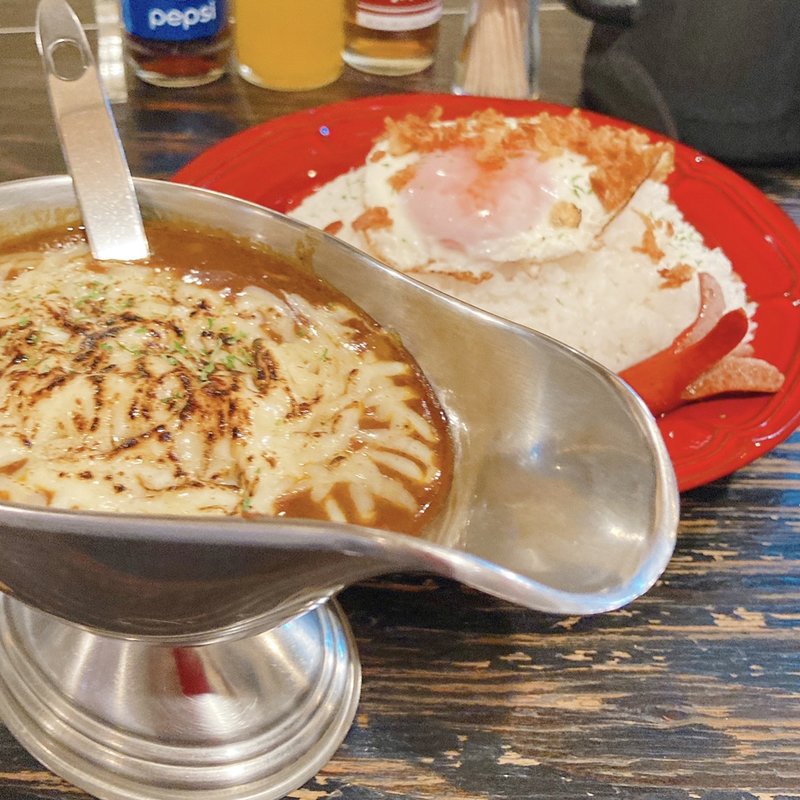 牛すじ炙りチーズカレー（赤卵の目玉焼き、たこちゃんウィンナートッピング）(カレー屋 アカマル)