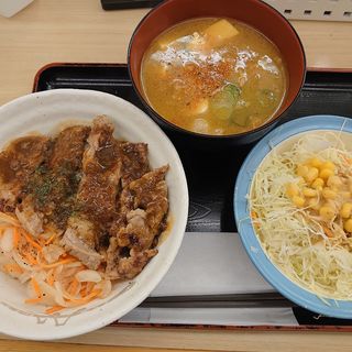 ポークステーキ丼（香味醤油）野菜セット

＋豚汁(松屋 東大井町店 )