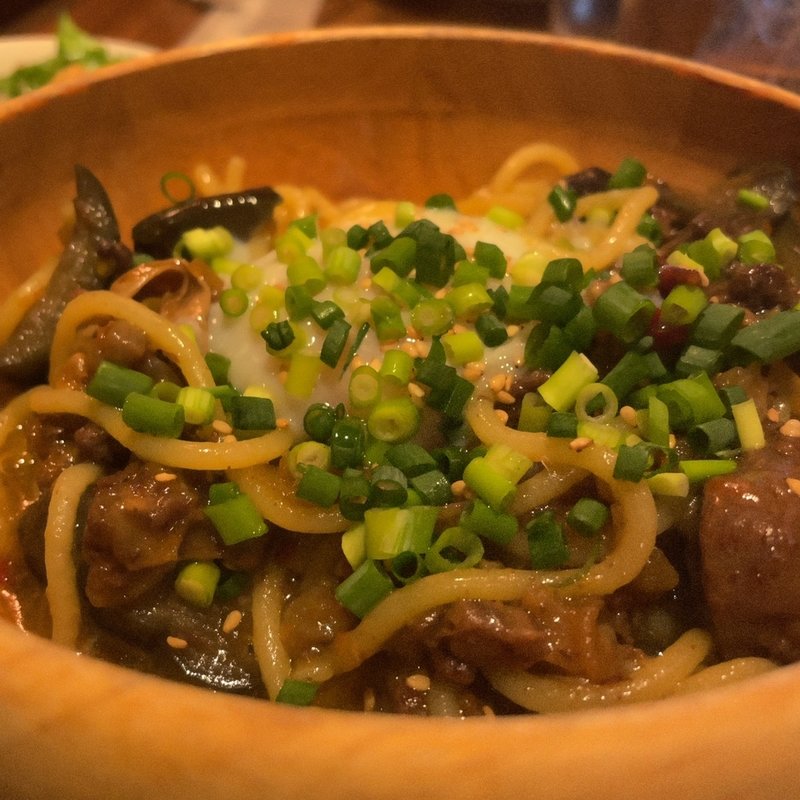 牛すじと茄子のもろみ味噌バター(バンバール Wine&Pasta)