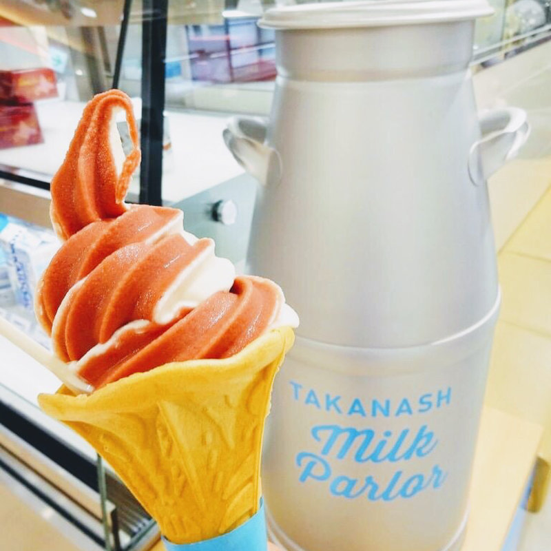 低温殺菌牛乳&いちごソフト(タカナシ ミルクパーラー)