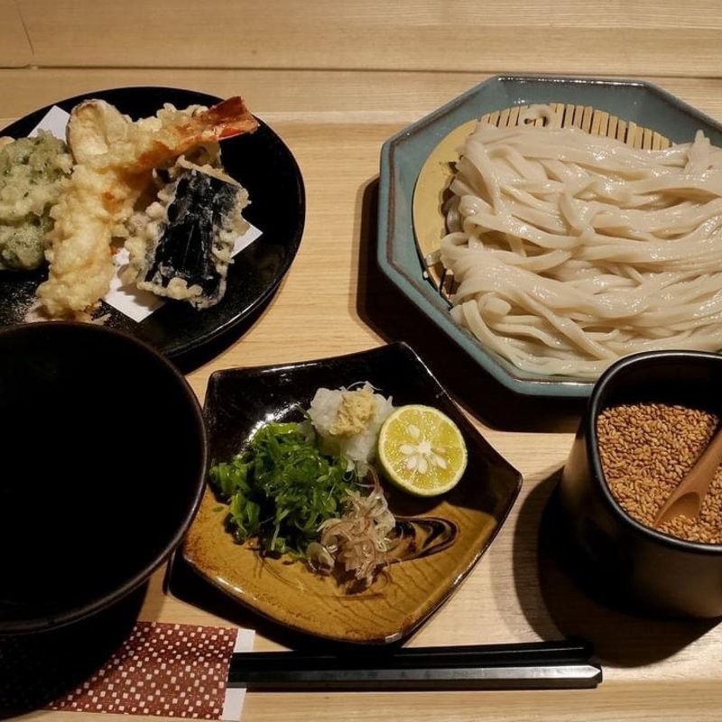 海老と笹身、野菜天のざるうどん(おおくぼ)
