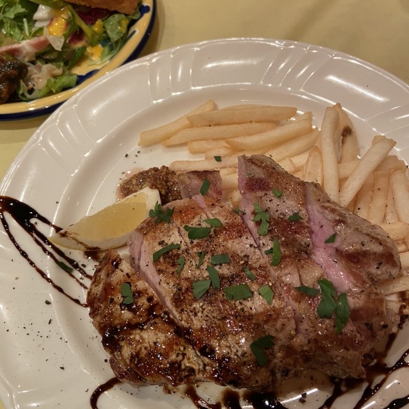 大麦豚ロースのグリル200g フレンチフライ添え(Trattoria La Grotta)