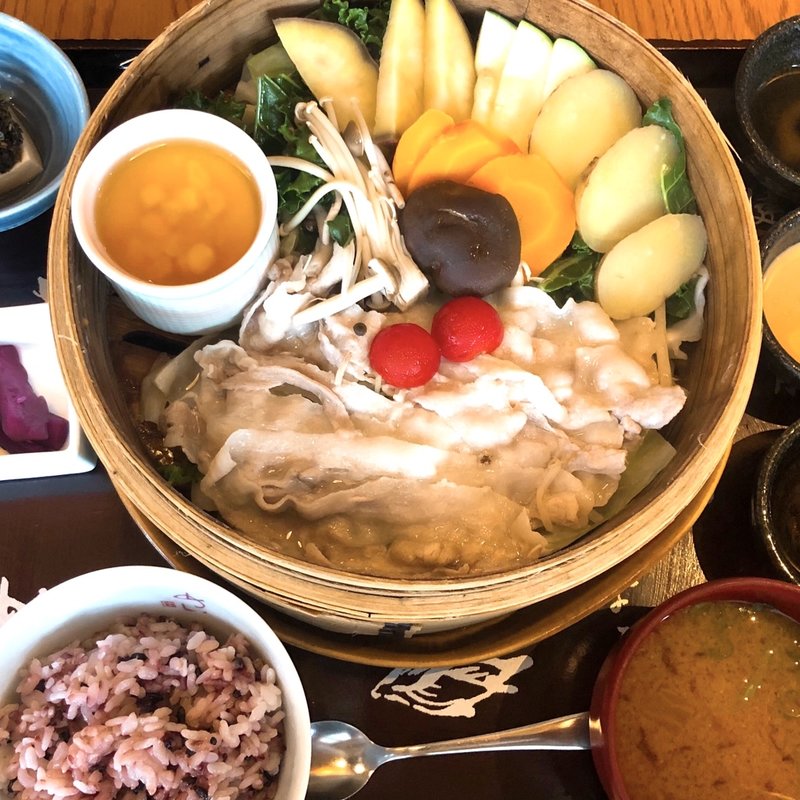 季節野菜と岩中豚のせいろ蒸し(やさい家めい 表参道ヒルズ本家 )