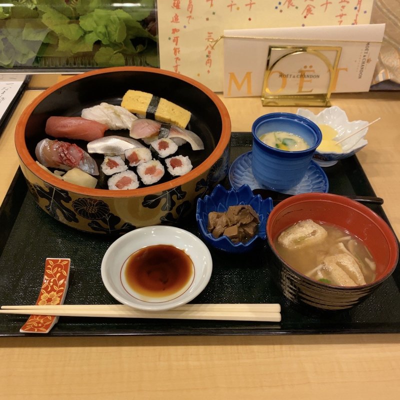 すしランチ(助六寿司 本店 （スケロクズシ）)