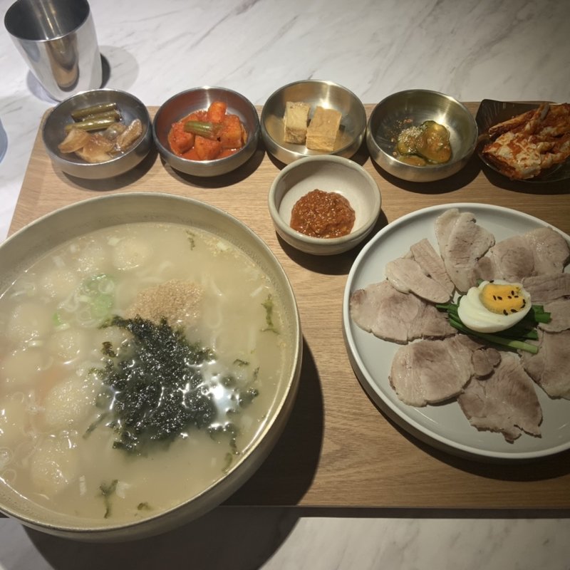 豚肉のスユクとカムジャオンシミ・カルグクス パプサン(プングム 新大久保本店)