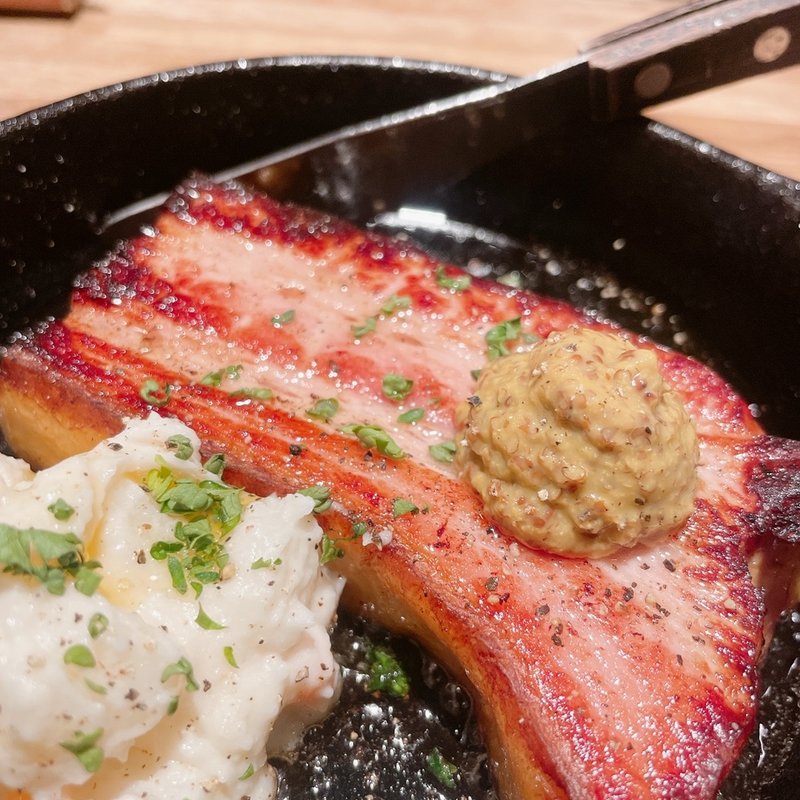 自家製スモークベーコンの鉄板ステーキ(自家製生パスタ専門店 山根屋)