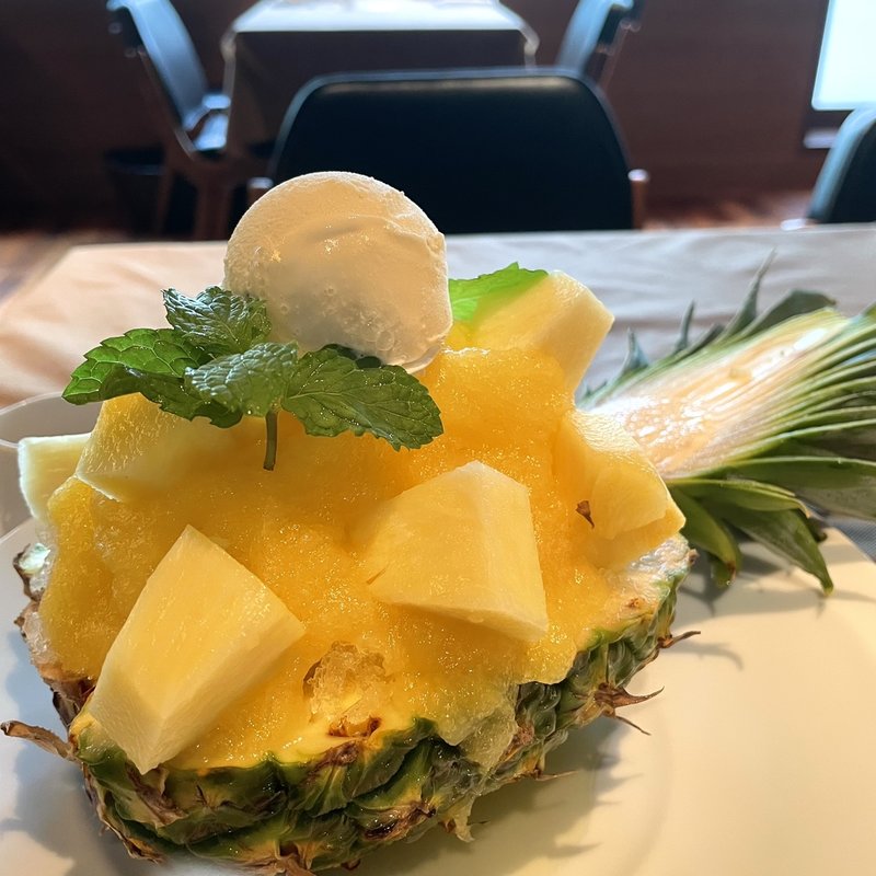 ゴールデンパインと香るココナッツの南国風かき氷〜フレッシュパインのトッピングと完熟パインピューレがけ(37 Roast Beef)