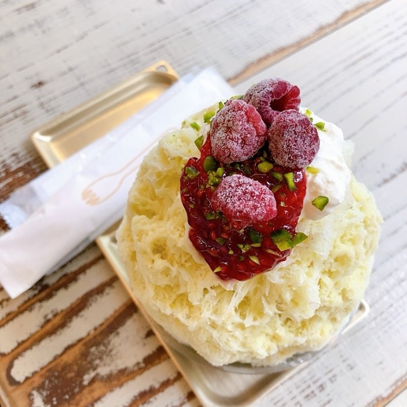 ピスタチオとラズベリーのかき氷(you-ichi GLUE)