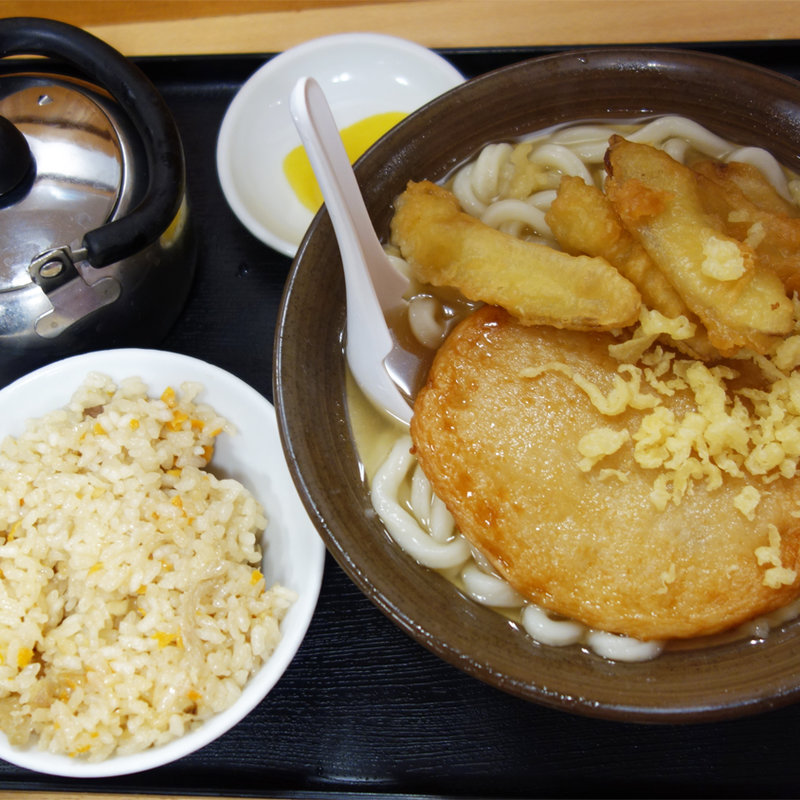 ごぼう天＆丸天うどん・かしわ飯のセット(牧のうどん 博多バスターミナル店)