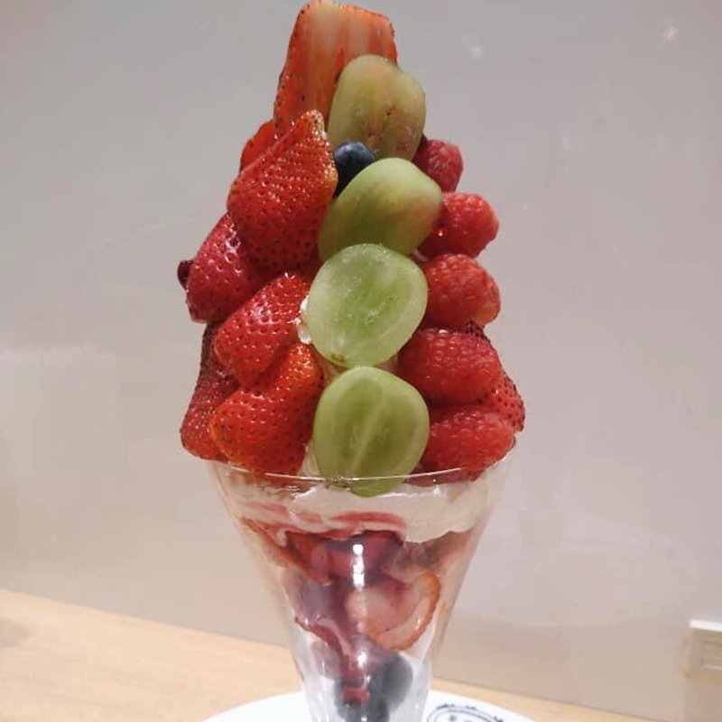 スリーベリーパフェ(果実園リーベル 池袋店)
