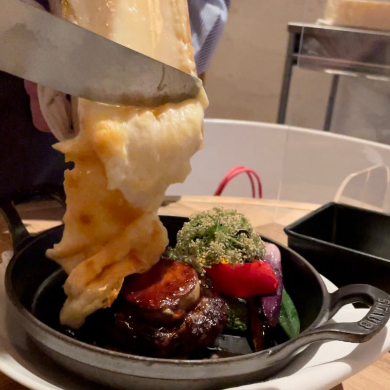 国産牛の粗挽きスカモルツァチーズハンバーグ(Cheese Tavern CASCINA)