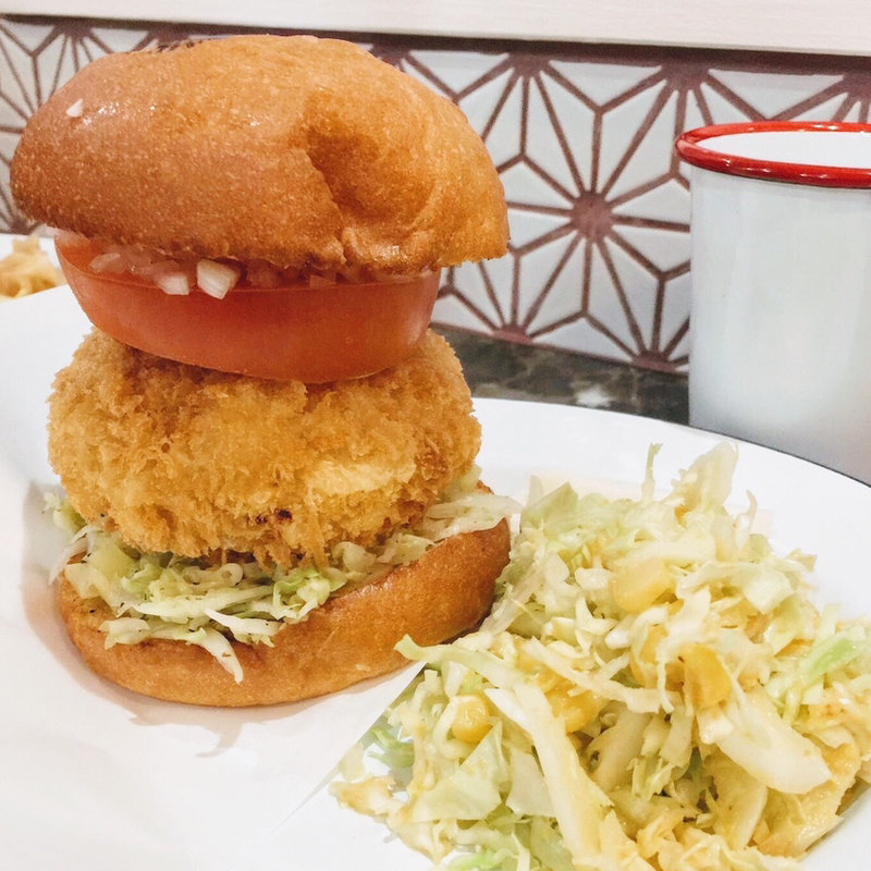 カニクリームコロッケバーガーカニ味噌入り(デリファシャス)