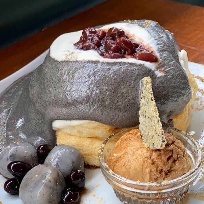 黒ごまエスプーマのパンケーキ(Parlor Vinefru 銀座)