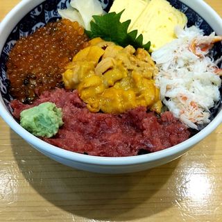 四色丼(つきぢ神楽寿司 豊洲市場店)