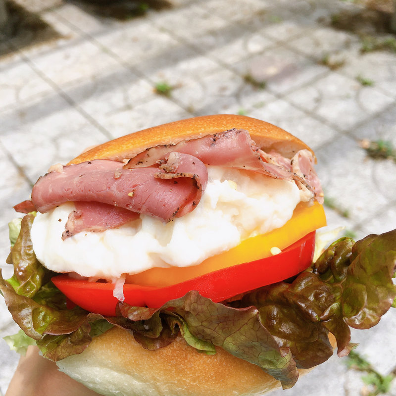 パストラミビーフサンド(コナ モーレ （con amore）)