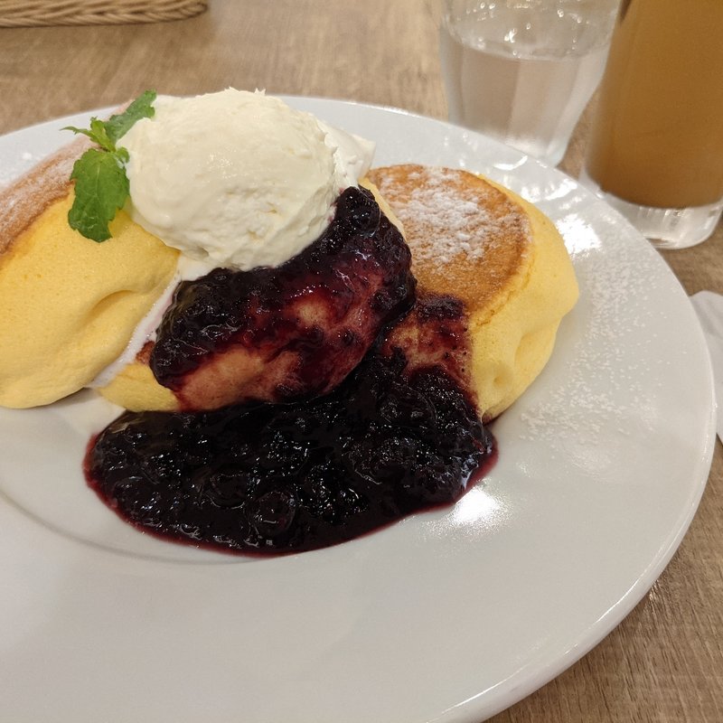 濃厚チーズムースパンケーキ  ベリーソースがけ(幸せのパンケーキ 大宮店)
