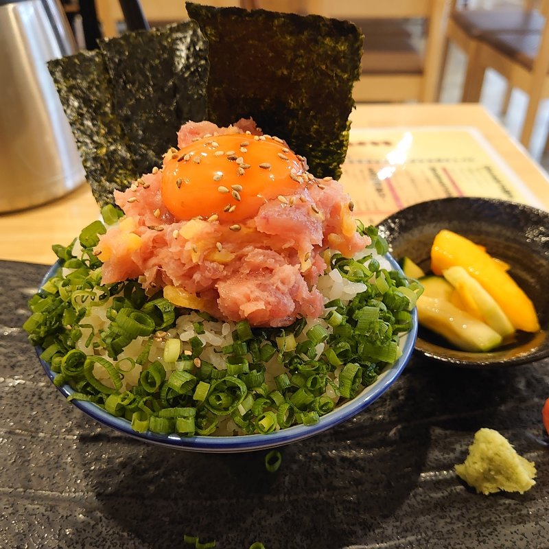 濃厚卵黄とネギトロ丼(魚や ゼニバ商店)
