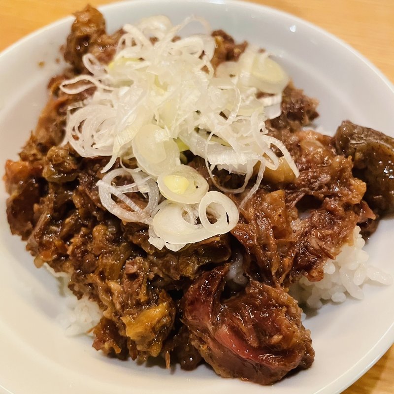 牛筋ぶっかけご飯(餃子食堂つるかめ)