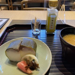 鯖寿司とお味噌汁(はしたて)