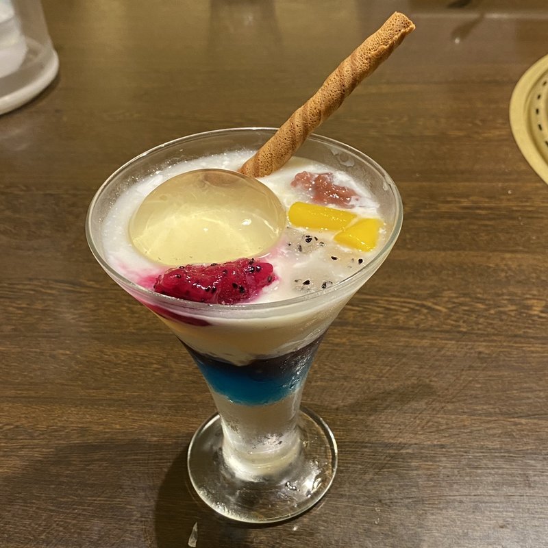 タイ風ライスプディングとマンゴーのパフェ(焼肉ダイニング ワンカルビ 伊丹寺本店)