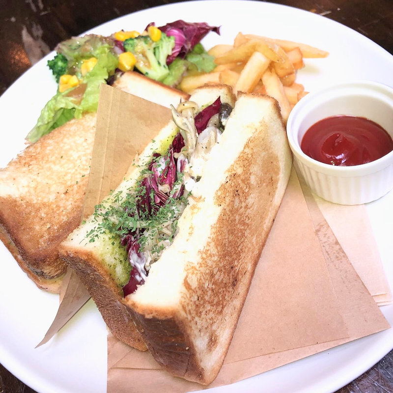 自家製ベーコンとキノコのイタリアンホットサンド(ライオンのいるサーカス )