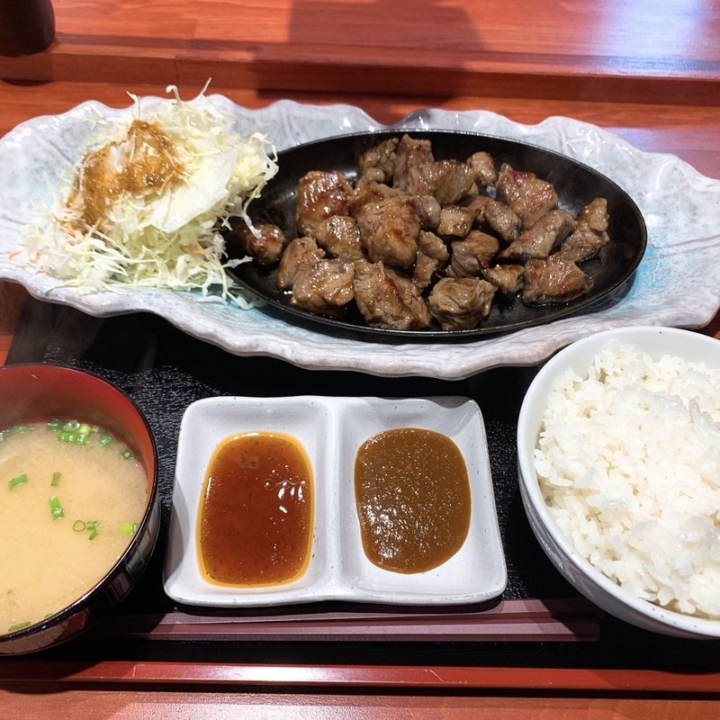 黒毛牛天守閣ステーキ定食(黒酢チキン南蛮定食たかもとや)