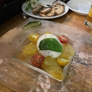 ブラッターチーズのカプレーゼ(東京ワインバル八十郎 築地店)